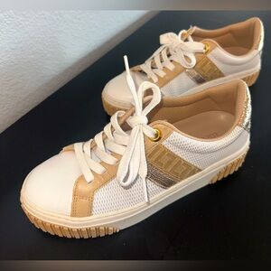 EUC Casual leather sneakers in white and gold